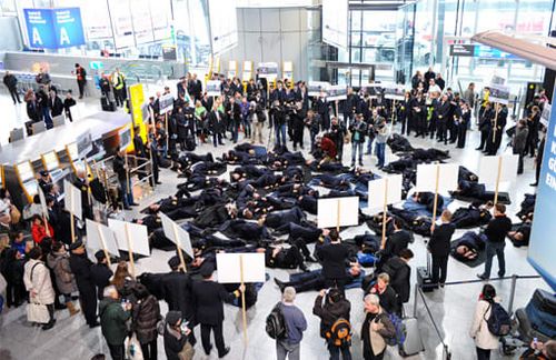 Protestaktion „Walkout for Safety" der Vereinigung Cockpit gegen eine Ausweitung der Flugdienstzeiten. Nach EU-Regulationen können Crews bis zu 13 Stunden durchgängig arbeiten - eine Vorschrift, die viele Besatzungsmitglieder für ein Sicherheitsrisiko halten. Nun streiten die Piloten der Lufthansa um den Erhalt ihrer Versorgung bei frühem Renteneintritt.