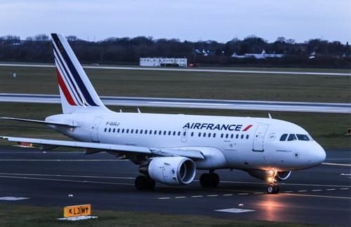 Rund zwei Wochen dauerte der Pilotenstreik bei der französischen Air France und damit wesentlich länger als bei der deutschen Konkurrenz. Die Airline war mit ihren Plänen, die eigene Billigfluglinie "Transavia" europaweit ausbauen zu wollen, bei ihrem Flugpersonal in Ungnade gefallen. Diese befürchteten vor allem Lohneinbußen und längere Arbeitszeiten. Nach zahlreichen Flugausfällen und Verlusten im dreistelligen Millionenbereich legte die Konzernführung die Pläne schließlich auf Eis - eine endgültige Einigung ist aber noch immer nicht gefunden. 