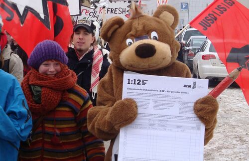 Bereits 2010 demonstrierten die Schweizer JungsozialistInnen für die Initiative 1:12. Sie fordern mehr Gerechtigkeit bei der Bezahlung in Unternehmen. 