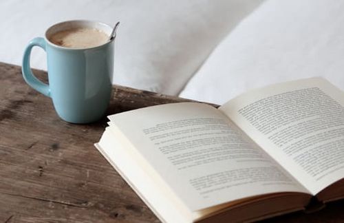 Tasse und Buch