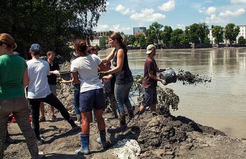 Mehr als warme Worte: Die Schäden der Flut hatten nicht nur Mitgefühl, sondern auch tatkräftigen Beistand zur Folge. Aus ganz Deutschland reisten Freiwillige in die Hochwassergebiete, um den Betroffenen zu helfen.