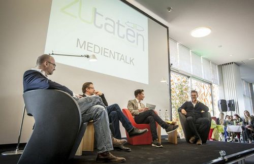 Beim ZUtaten-Medientalk schilderten Jochen Mai, Philipp von Martius und Jörn Kamphuis (v.l.n.r.) ihren Weg in die Medien und erklärten Risiken und Chancen "ihrer" Branche. Den Studenten gab Kamphuis dabei vor allem eins mit auf den Weg: „Jeder ist eine Marke. Jede Marke hat Eigenschaften. Sei Dir deiner bewusst und push' dich!“ 