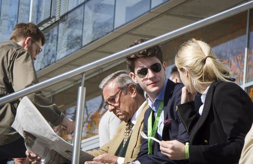 In den kurzen Pausen genossen Teilnehmer wie Unternehmensvertreter die angenehme Frühlingssonne auf den Treppenstufen am Campus Seemooser Horn.