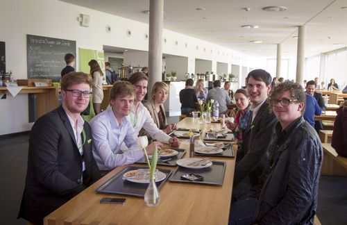 Das Team von ZUtaten 2014 beim Mittagessen. Sie seien sehr zufrieden mit der Arbeit ihres großartigen Teams, erklärten die Gesamtleiter Benedikt Kehrer und Maximilian Lude. Das Einzige, was wohl alle Organisatoren in den zwei Tagen vermissten, sei der Schlaf. Mehr als acht Stunden in zwei Nächten wären dank Auf- und Abbau, Party und Frühstücksvorbereitung einfach nicht möglich gewesen. 