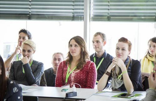 ... als auch aufmerksame Studentinnen den Ausführungen der Gäste. 