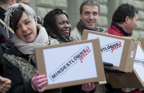 Immer wieder setzen sich Gewerkschaften, Verbände und Vereine für Mindestlöhne ein. Der "Inhalt" der hier verteilten Pakete ist für Bauer ein waghalsiges Experiment. 