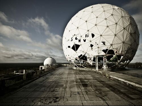 Auf dem Berliner Teufelsberg wurde im Kalten Krieg Spionage auf höchstem Niveau betrieben. Die heutige Spähaffäre sorgt für Brisanz und die Frage nach der Moralität.