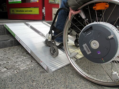 Eine Rampe hilft Rollstuhlfahrern durch den Alltag: Bei der Aktion "Tausendundeine Rampe für Deutschland" verteilten die Sozialhelden bundesweit 200 Rampen.