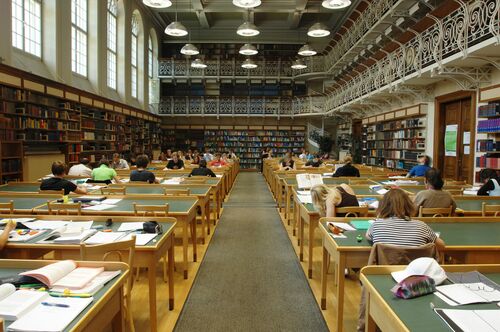 Digitale Lernformen sind momentan in Mode. Aber auch die kritische Lektüre von Texten kann zum Erfolg führen, so wie es Studenten an der Universität Innsbruck vormachen.