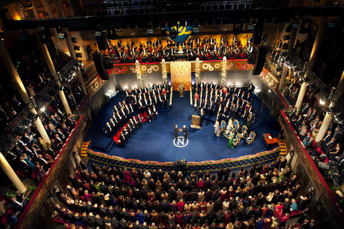 Unter dem strengen Blick der schwedischen Krone werden am 10. Dezember, dem Todestag von Nobel, die Preise in Stockholm feierlich übergeben. 