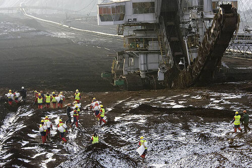 2008: Greenpeace-Aktivisten belagern mit der Aufforderung "Quit Coal" einen riesigen Tagebau in Polen.