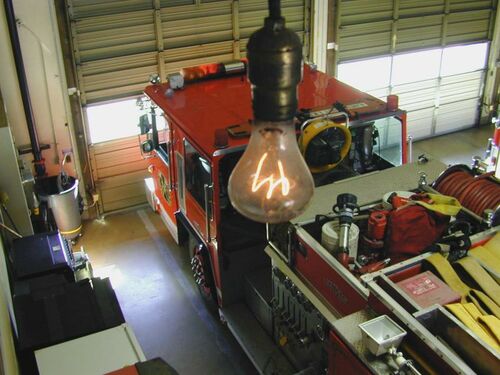 Diese Glühbirne brennt seit über 100 Jahren in einer Feuerwache in Kalifornien. Per Webcam lässt sich das kleine Wunder der Technik rund um die Uhr beobachten. 