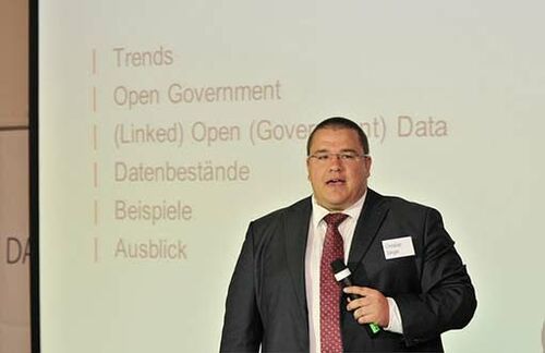Christian Geiger hält 2011 einen Vortrag über die Grundlagen von Open Government bei einer Fachkonferenz in Wien.