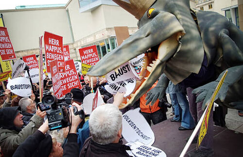 Die NGO Campact demonstriert gegen Stuttgart21: Das Krokodil "Mappus-Schnappus" soll das rücksichtslose Vorgehen des ehemaligen Ministerpräsidenten symbolisieren.