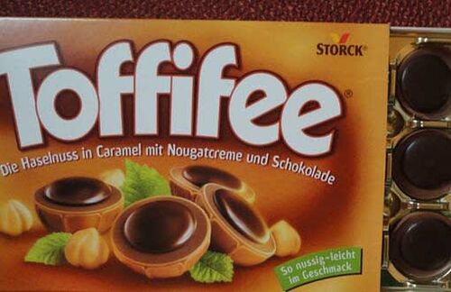 Henkel hat die drei Toffifee-Zutaten durch durch Reiniger, Klarspüler und Spülmaschinensalz ersetzt - und produziert mit derselben Technik Spülmaschinentabs.