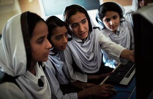 Informatikkenntnisse als Zukunftsperspektive: Pakistanische Mädchen machen erste Erfahrungen im Umgang mit Computern.