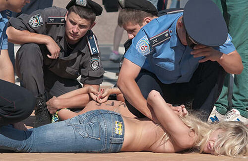 Oft wissen Polizisten nicht, wie sie mit den halbnackten, schreienden Frauen umgehen sollen. Ignorieren? Ihnen freundlich zureden? Oder die Handschellen klicken lassen?